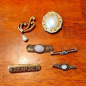 Six brooches/pins